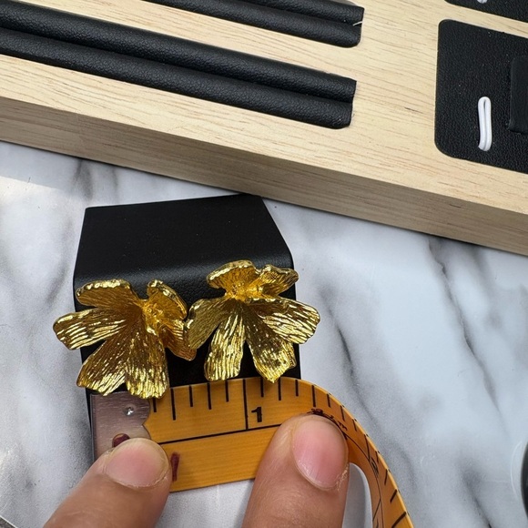 Elegant Gold Flower Earrings - Picture 6 of 6